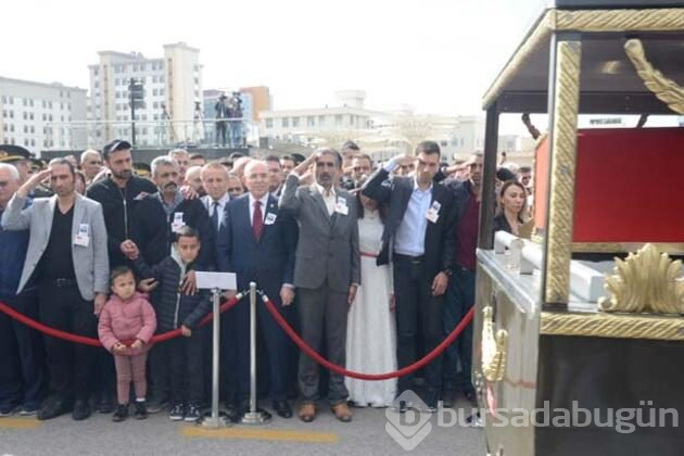 Şehit nişanlısını gelinlikle son yolculuğa uğurladı