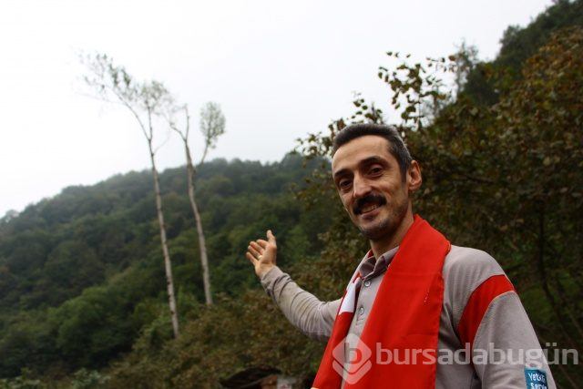 Tarzan gibi tırmanıyor!