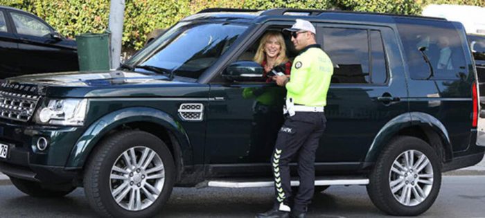 Burcu Esmersoy kahkahaya boğuldu