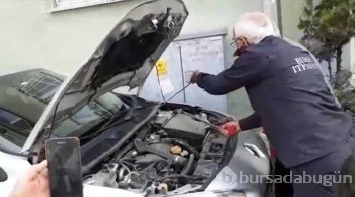Bursa'da yeni aldığı otomobilin motorundan yılan çıktı