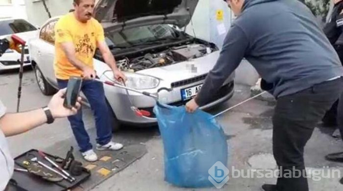 Bursa'da yeni aldığı otomobilin motorundan yılan çıktı