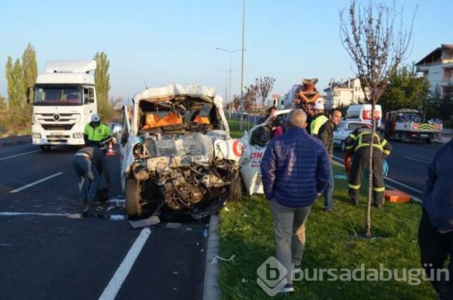 Kamyona çarpan çekicinin sürücüsü yaşamını yitirdi