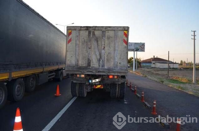 Kamyona çarpan çekicinin sürücüsü yaşamını yitirdi
