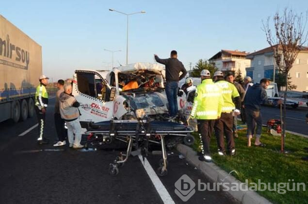 Kamyona çarpan çekicinin sürücüsü yaşamını yitirdi