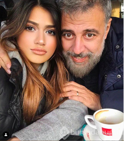 İlknaz'ı paylaştı göğüs dekoltesine yorum yağdı