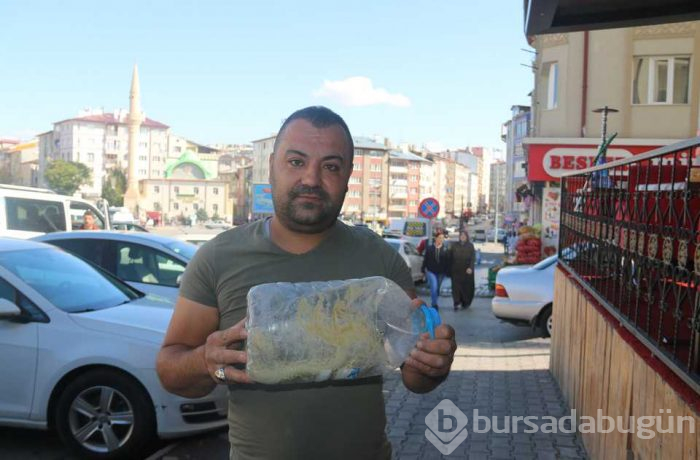Yolda buldu bidona koydu!