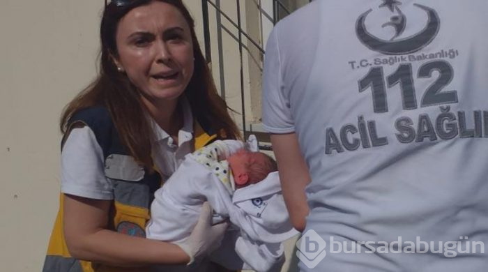 Bebeğini çöp kovasına bıraktı!
