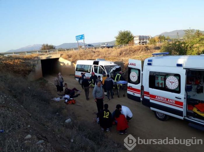 Turistleri taşıyan minibüs ile traktör çarpıştı!