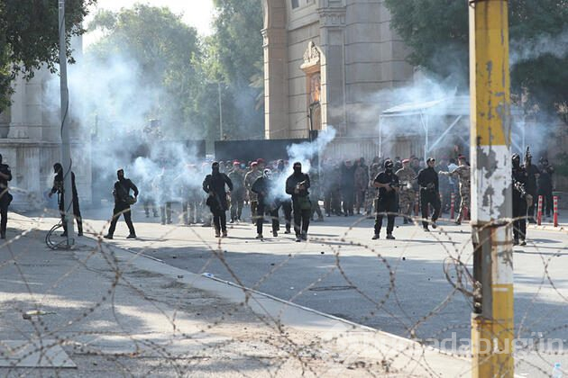 Protestocular beton blokları devirdi! Irak karıştı!