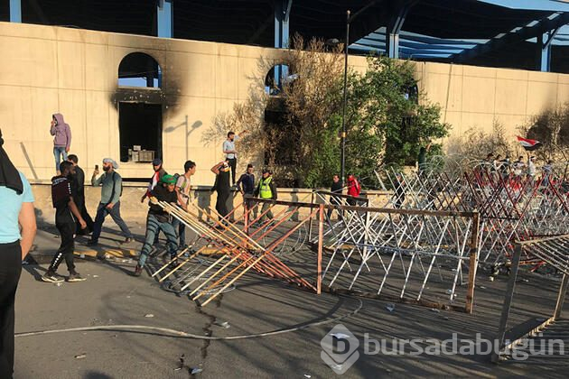 Protestocular beton blokları devirdi! Irak karıştı!