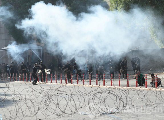 Protestocular beton blokları devirdi! Irak karıştı!