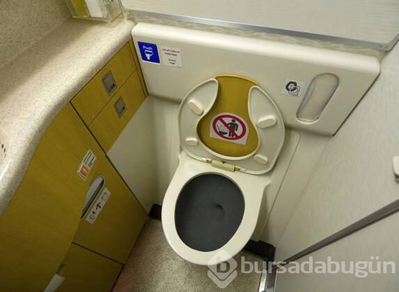 Uçak tuvaletinde gizli kamera skandalı!