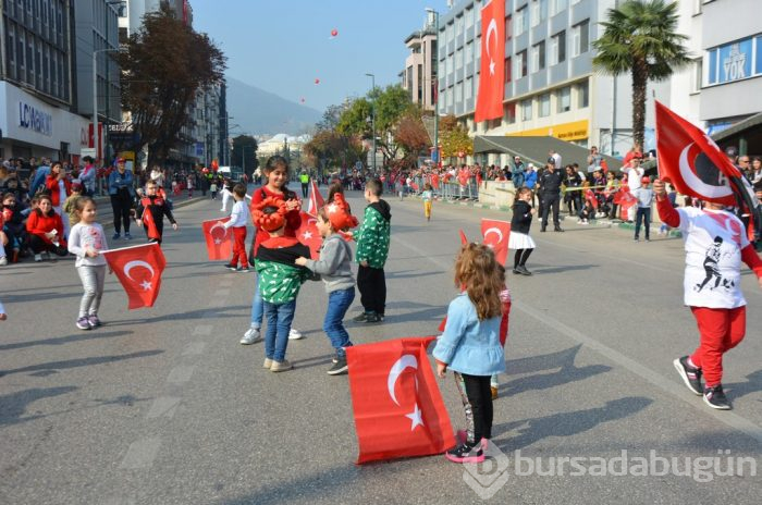Bursa'da Cumhuriyet'in 96. yıldönümü renkli görüntülere sahne oldu
