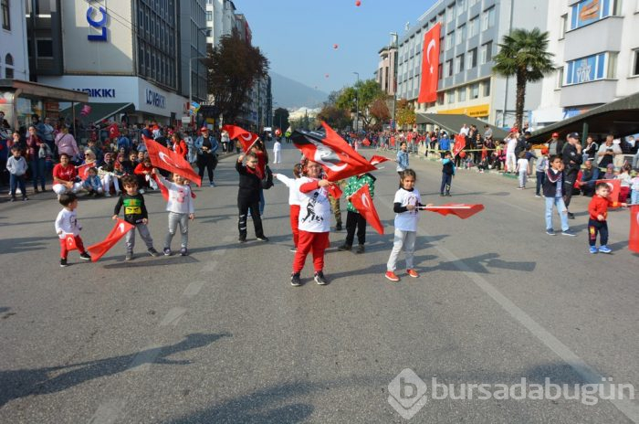 Bursa'da Cumhuriyet'in 96. yıldönümü renkli görüntülere sahne oldu

