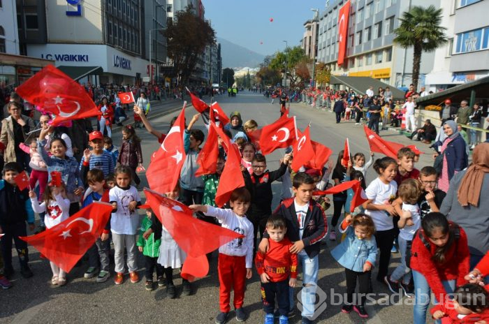 Bursa'da Cumhuriyet'in 96. yıldönümü renkli görüntülere sahne oldu

