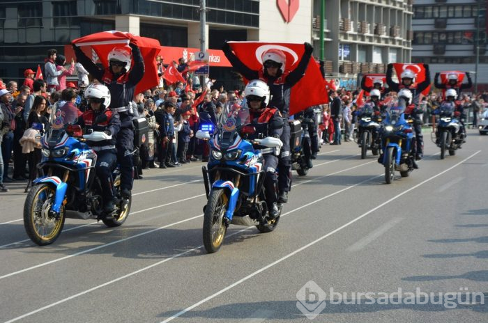 Bursa'da Cumhuriyet'in 96. yıldönümü renkli görüntülere sahne oldu
