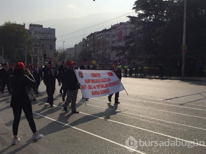 Bursa'da Cumhuriyet'in 96. yıldönümü renkli görüntülere sahne oldu
