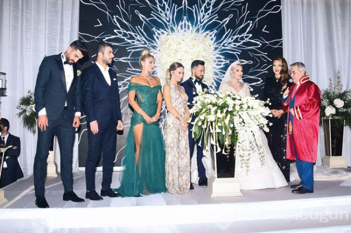 Düğünde dekolteler yarıştı!