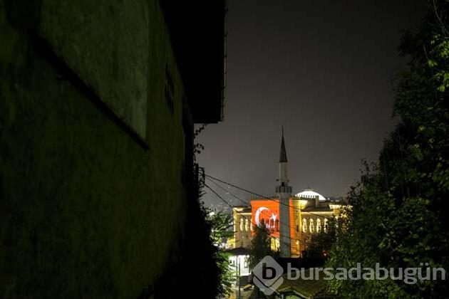 Ünlü kütüphaneye Türk bayrağı yansıması!