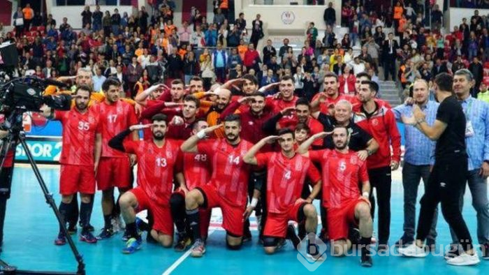 'Asker selamı' verdiği için sözleşmesi feshedildi!