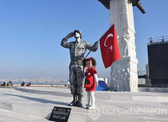 'Canlı heykel' 24 saat süreyle 'asker selamı' vererek dünya rekoru kırdı!