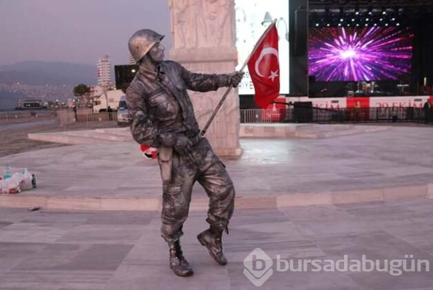 'Canlı heykel' 24 saat süreyle 'asker selamı' vererek dünya rekoru kırdı!