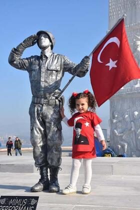 'Canlı heykel' 24 saat süreyle 'asker selamı' vererek dünya rekoru kırdı!
