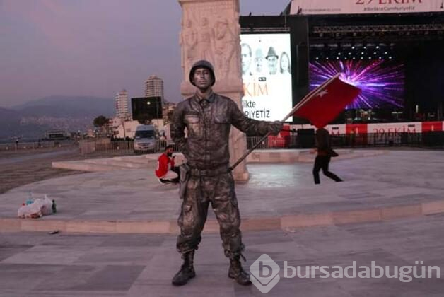 'Canlı heykel' 24 saat süreyle 'asker selamı' vererek dünya rekoru kırdı!