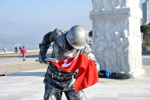 'Canlı heykel' 24 saat süreyle 'asker selamı' vererek dünya rekoru kırdı!