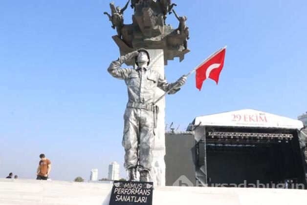 'Canlı heykel' 24 saat süreyle 'asker selamı' vererek dünya rekoru kırdı!