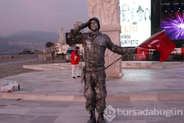 'Canlı heykel' 24 saat süreyle 'asker selamı' vererek dünya rekoru kırdı!