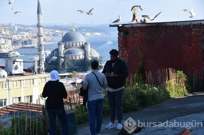 Valide Han'da fotoğraf çekenlerden para alıyor!