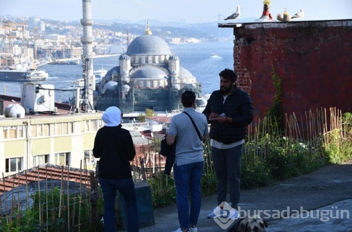 Valide Han'da fotoğraf çekenlerden para alıyor!