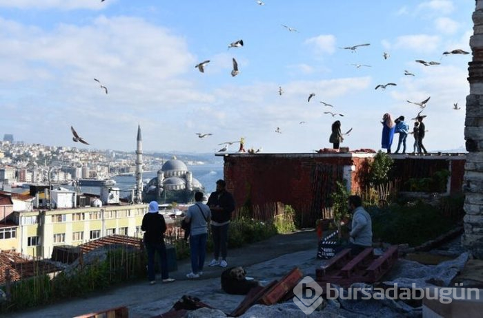 Valide Han'da fotoğraf çekenlerden para alıyor!
