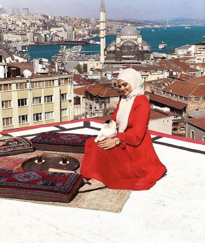Valide Han'da fotoğraf çekenlerden para alıyor!