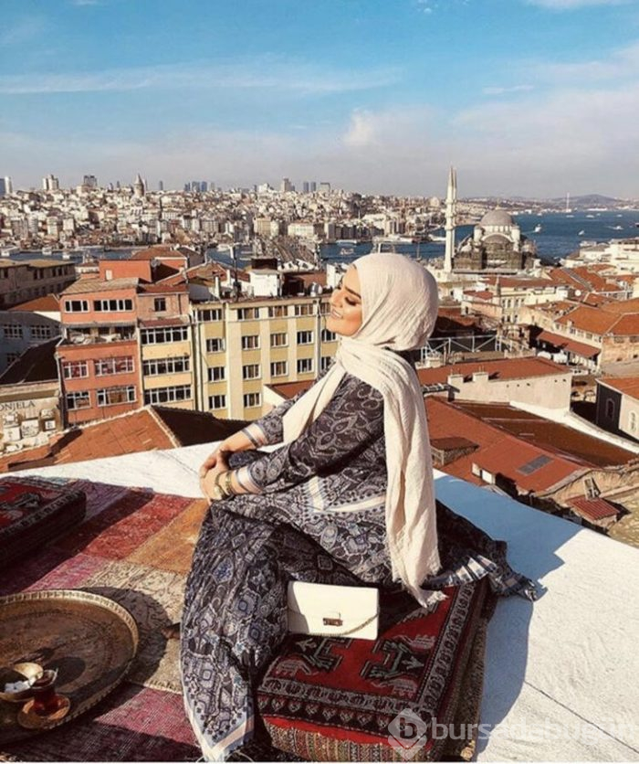 Valide Han'da fotoğraf çekenlerden para alıyor!