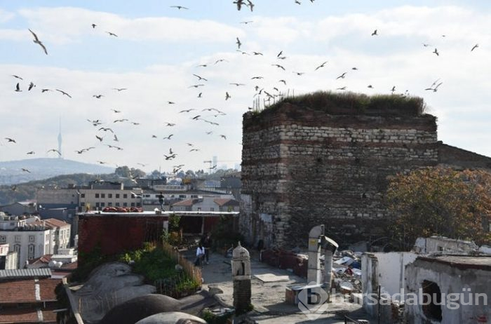 Valide Han'da fotoğraf çekenlerden para alıyor!