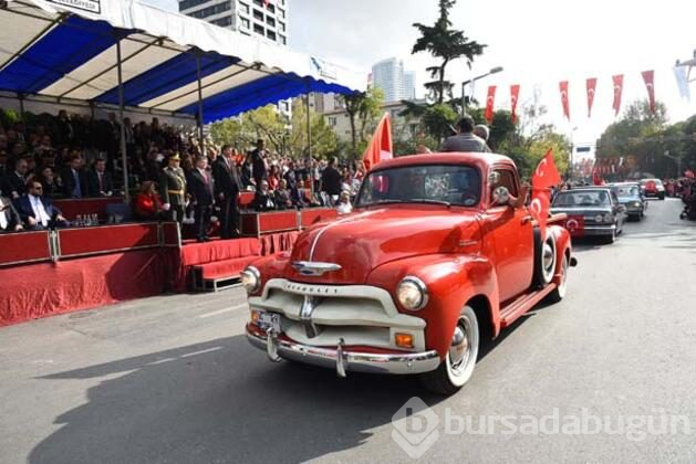 Klasik otomobiller 29 Ekim'e renk kattı