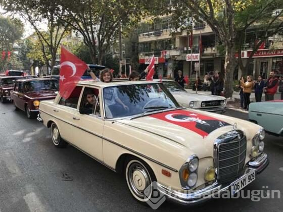 Klasik otomobiller 29 Ekim'e renk kattı