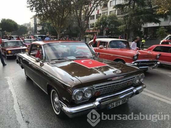 Klasik otomobiller 29 Ekim'e renk kattı