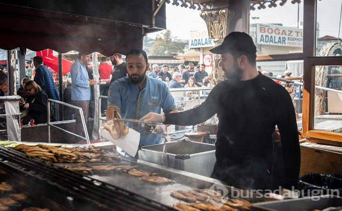 Eminönü'nde balık ekmek satan tekneleri kaldırma kararı geldi!