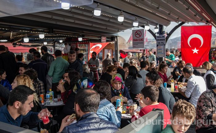 Eminönü'nde balık ekmek satan tekneleri kaldırma kararı geldi!