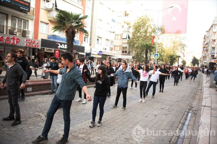 Cumhuriyet Bayramı'nı zeybek oynayarak kutladılar!