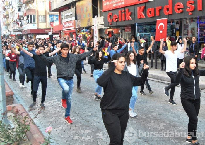 Cumhuriyet Bayramı'nı zeybek oynayarak kutladılar!