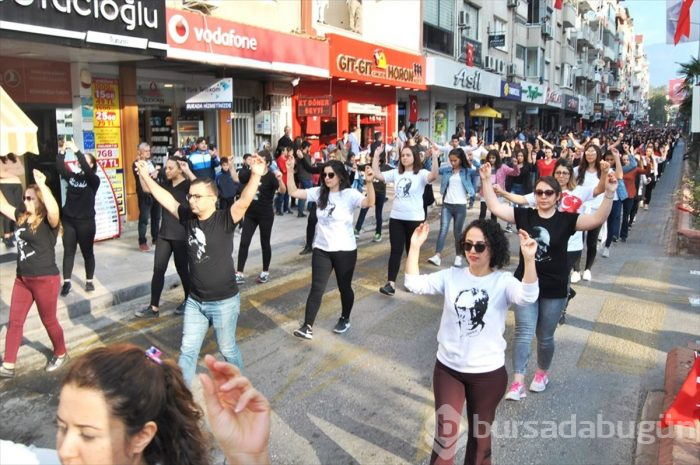 Cumhuriyet Bayramı'nı zeybek oynayarak kutladılar!
