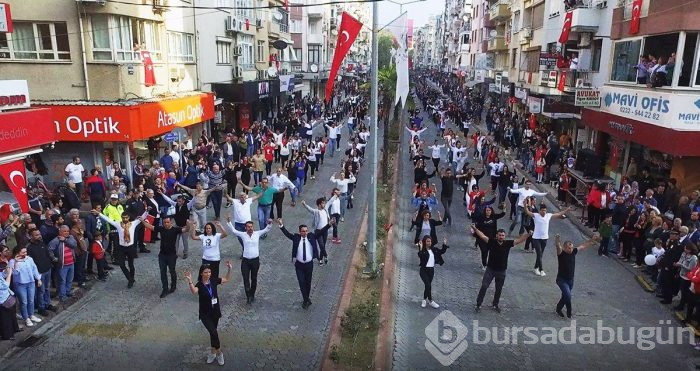 Cumhuriyet Bayramı'nı zeybek oynayarak kutladılar!