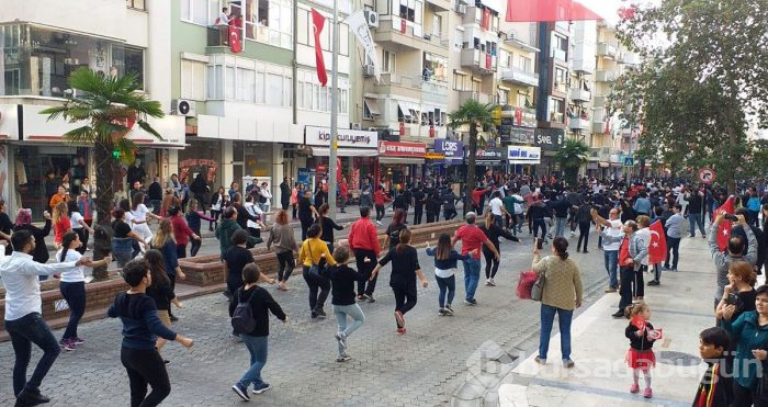 Cumhuriyet Bayramı'nı zeybek oynayarak kutladılar!
