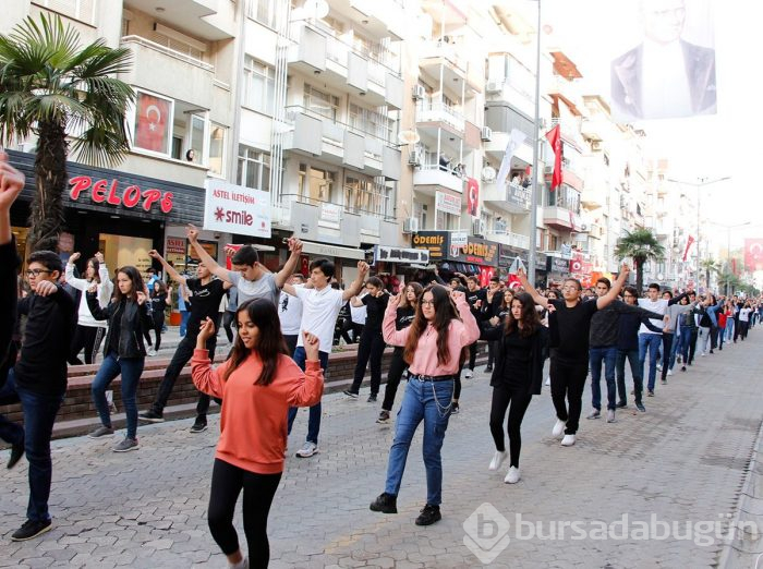 Cumhuriyet Bayramı'nı zeybek oynayarak kutladılar!