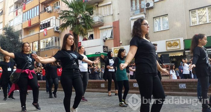Cumhuriyet Bayramı'nı zeybek oynayarak kutladılar!