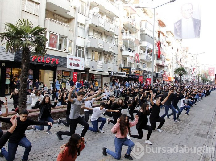 Cumhuriyet Bayramı'nı zeybek oynayarak kutladılar!